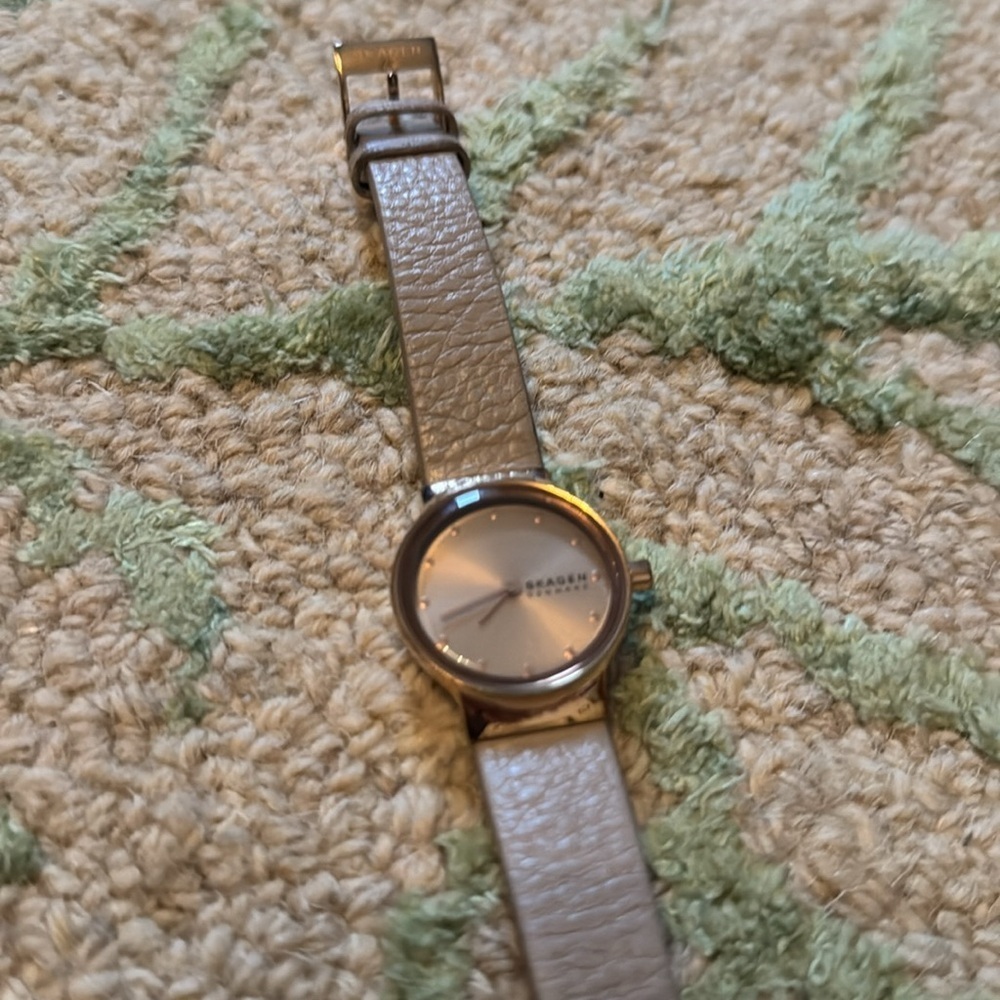 Skagen Denmark taupe tan and gold leather band wristwatch 12 - Picture 3 of 5